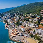 Villa Isabella - Luxury With Style Right Next To The Beach, Private Pool And Sea View